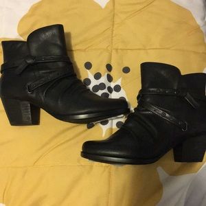 Bare Traps Boots